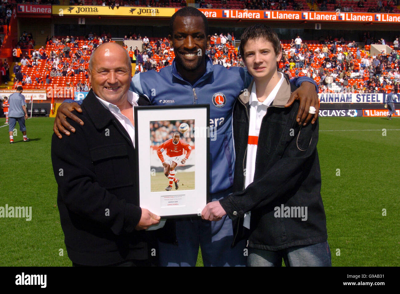 Soccer - FA Barclays Premiership - Charlton Athletic v Portsmouth - The Valley. Charlton Athletic's Chris Powell receives his Player of the Month Award for March 2006 Stock Photo