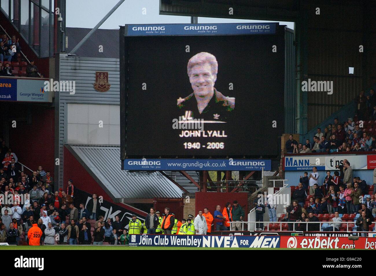 west-ham-united-fans-pay-tribute-to-former-manager-john-lyall-who-died