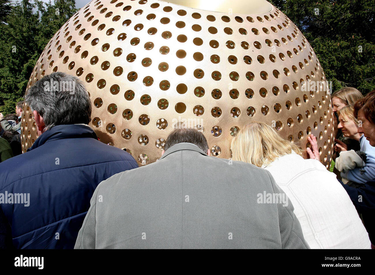 Members of the public look into The Sculpture entitled 'Convergence' at Farmleigh House Dublin where the Taoiseach Bertie Ahern TD unveiled the OPW commissioned sculpture by Artist Brian King marking the second anniversary of an Enlarged Europe. DUBLIN Monday 1st May 2006 Stock Photo