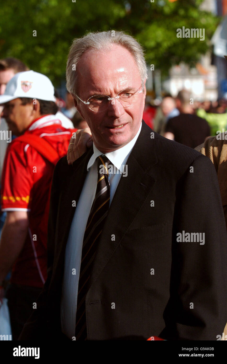 England manager Sven Goran Eriksson arrives at the stadium Stock Photo ...