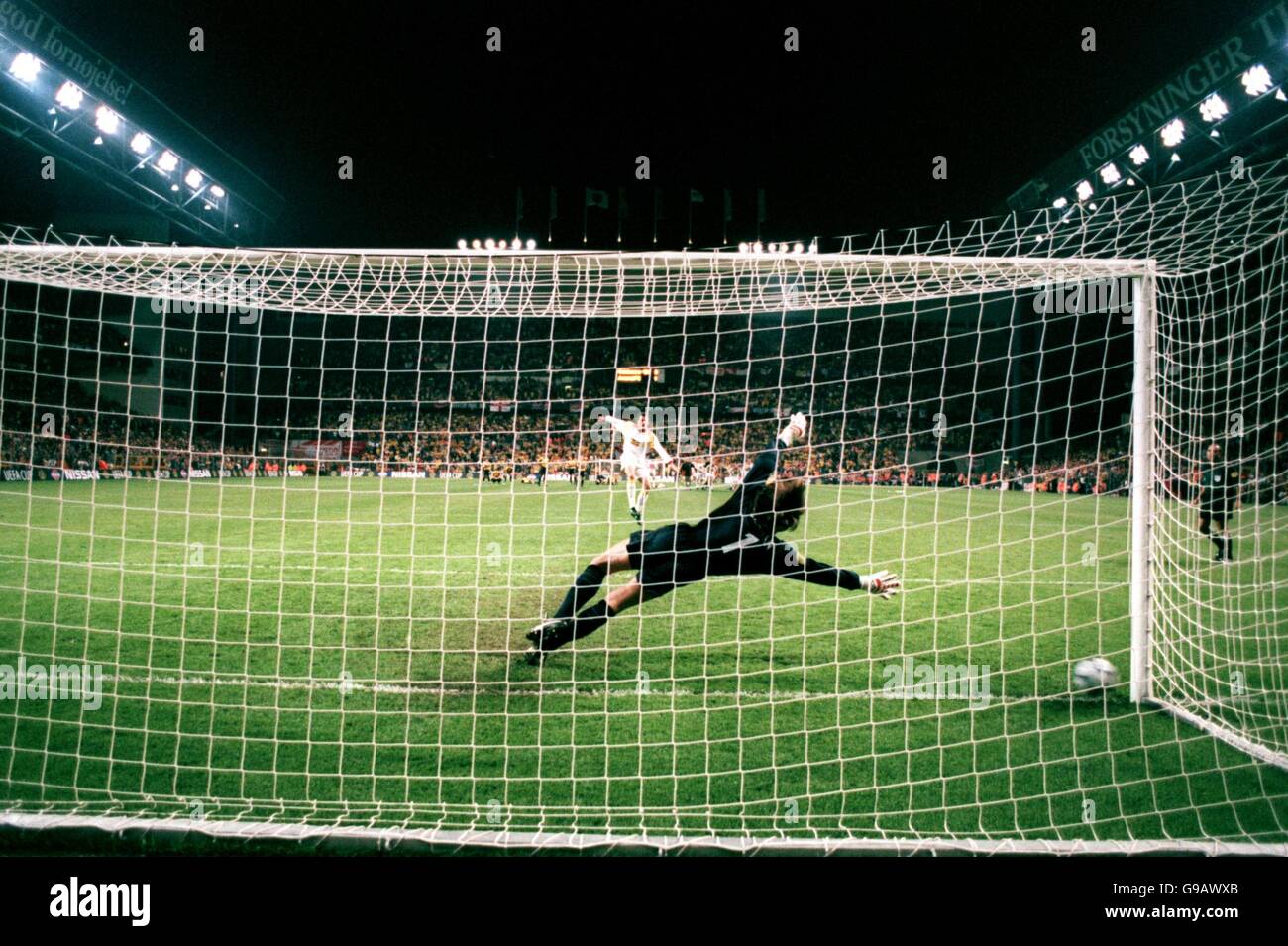 Galatasarays Gheorghe Popescu Winning Penalty Past Arsenal Goalkeeper 