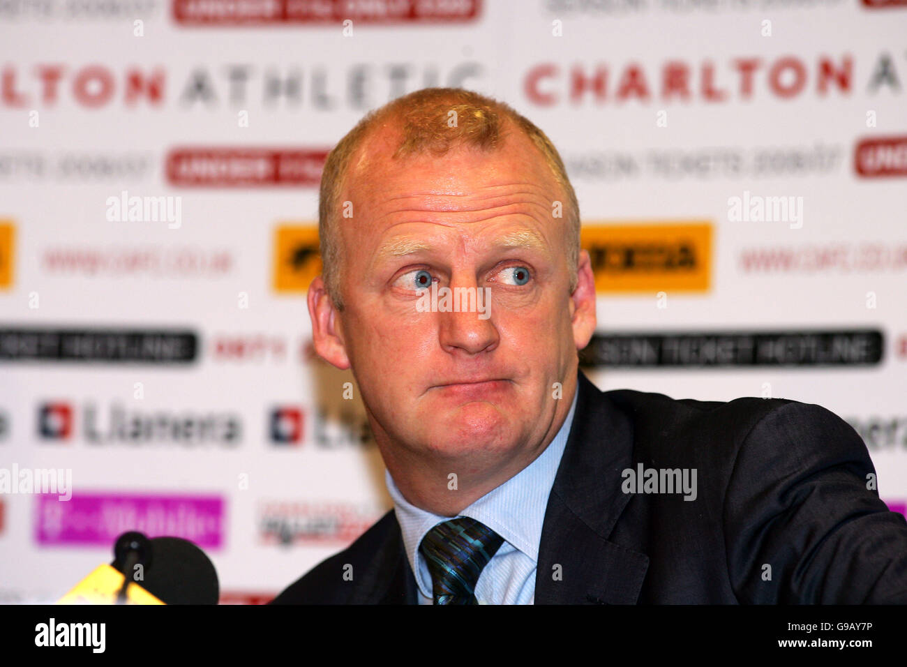 Iain dowie signing hires stock photography and images Alamy