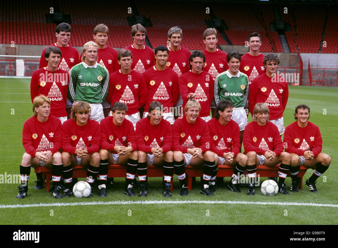 Manchester United's John Gidman (middle row, third r) shows the team spirit in the United squad: (back row, l-r) Frank Stapleton, John Sivebaek, Mark Higgins, Graeme Hogg, Norman Whiteside, Billy Garton; (middle row, l-r) Peter Davenport, Gary Bailey, Bryan Robson, Paul McGrath, John Gidman, Chris Turner, Kevin Moran; (front row, l-r) Gordon Strachan, Clayton Blackmore, Colin Gibson, Mike Duxbury, Peter Barnes, Arthur Albiston, Jesper Olsen, Terry Gibson Stock Photo