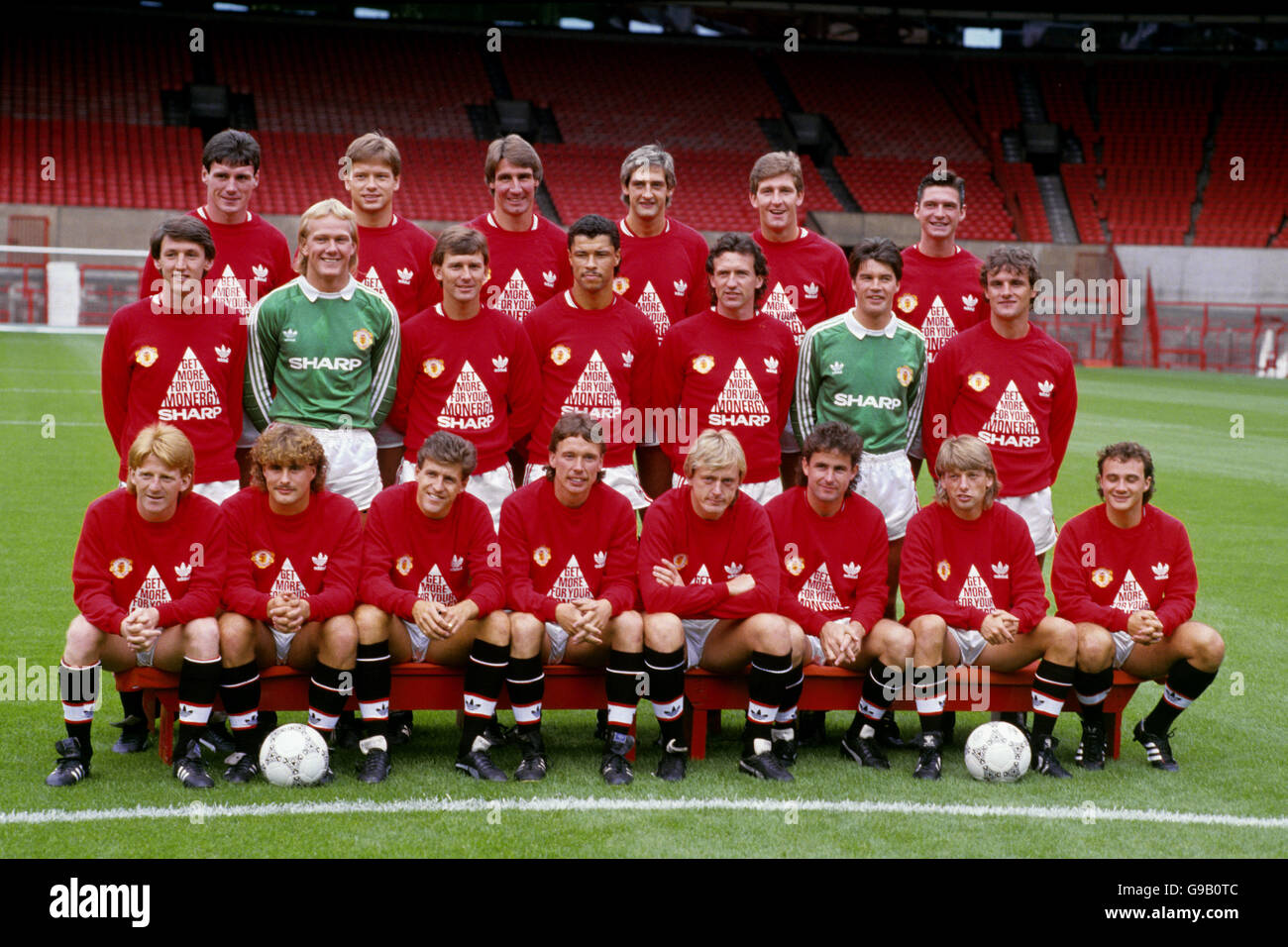 Manchester United squad 1986-87: (back row, l-r) Frank Stapleton, John Sivebaek, Mark Higgins, Graeme Hogg, Norman Whiteside, Billy Garton; (middle row, l-r) Peter Davenport, Gary Bailey, Bryan Robson, Paul McGrath, John Gidman, Chris Turner, Kevin Moran; (front row, l-r) Gordon Strachan, Clayton Blackmore, Colin Gibson, Mike Duxbury, Peter Barnes, Arthur Albiston, Jesper Olsen, Terry Gibson Stock Photo