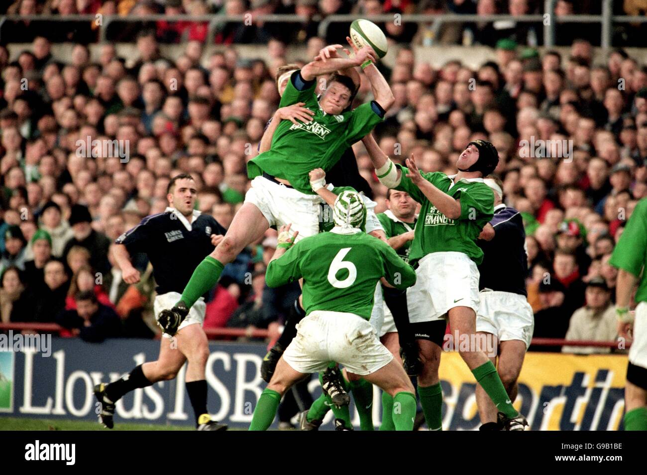 Rugby Union - Lloyds TSB Six Nations Championship - Ireland v Scotland. Ireland's Malcolm O'Kelly wins the line out ball Stock Photo