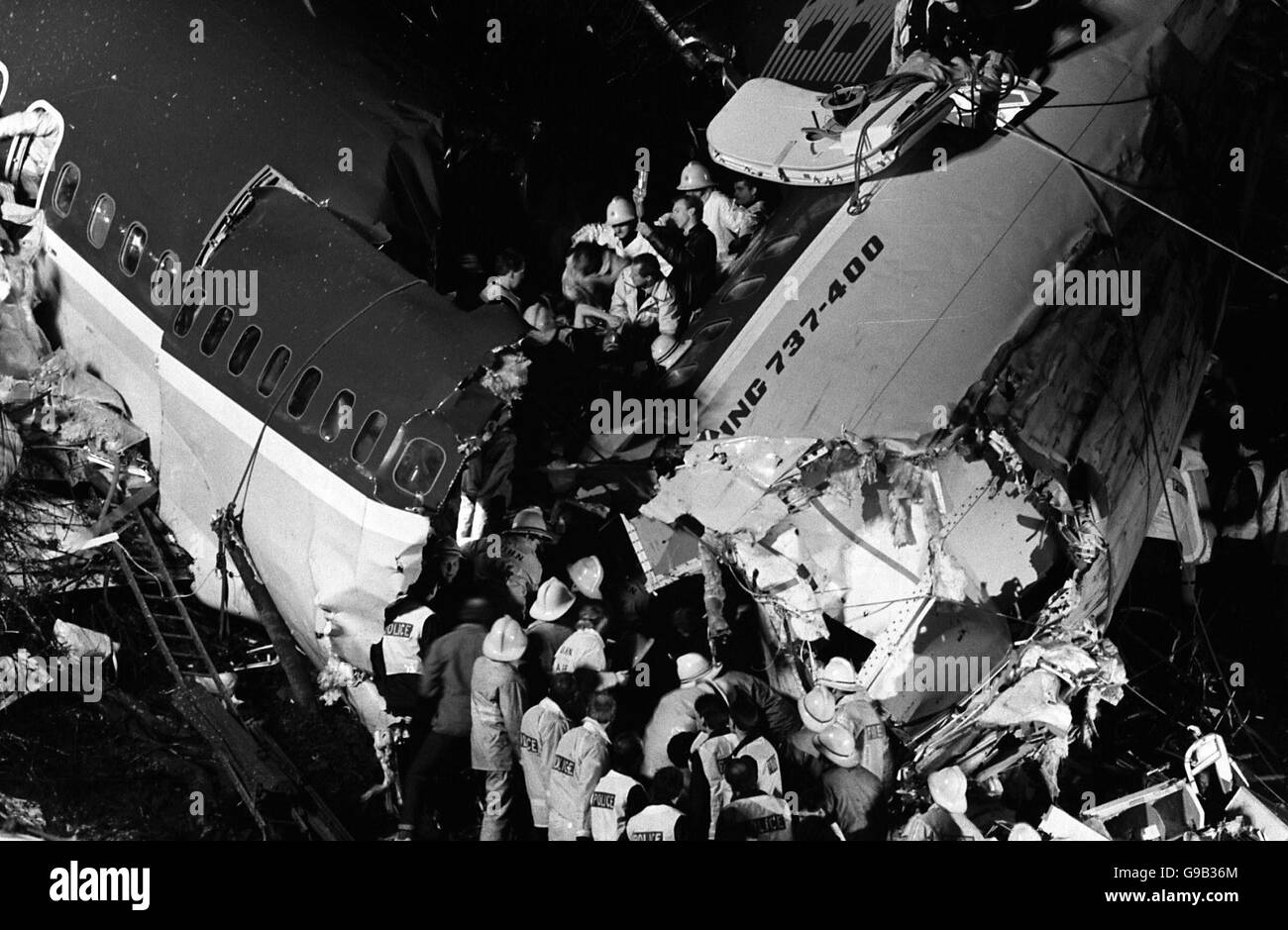 The emergency services rescue passengers from the wreckage of the British Midland Boeing 737, which crashed on the M1 near Kegworth Stock Photo