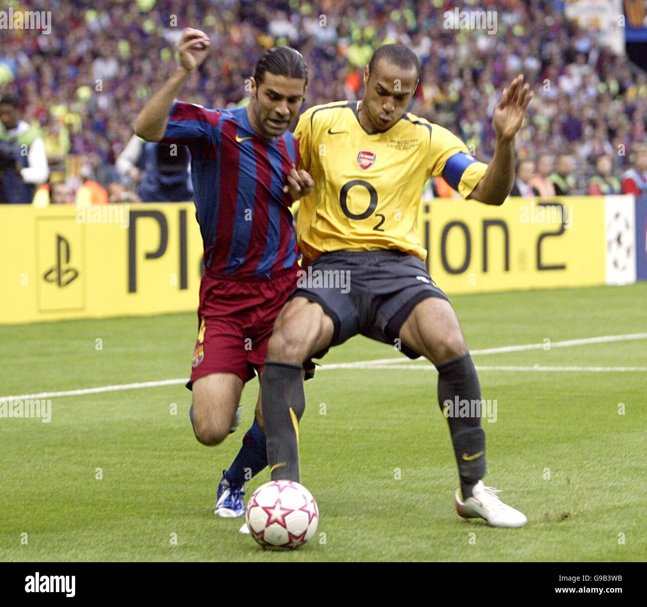 (R-L) Arsenal's Thierry Henry and Barcelona's Rafael Marquez Stock Photo