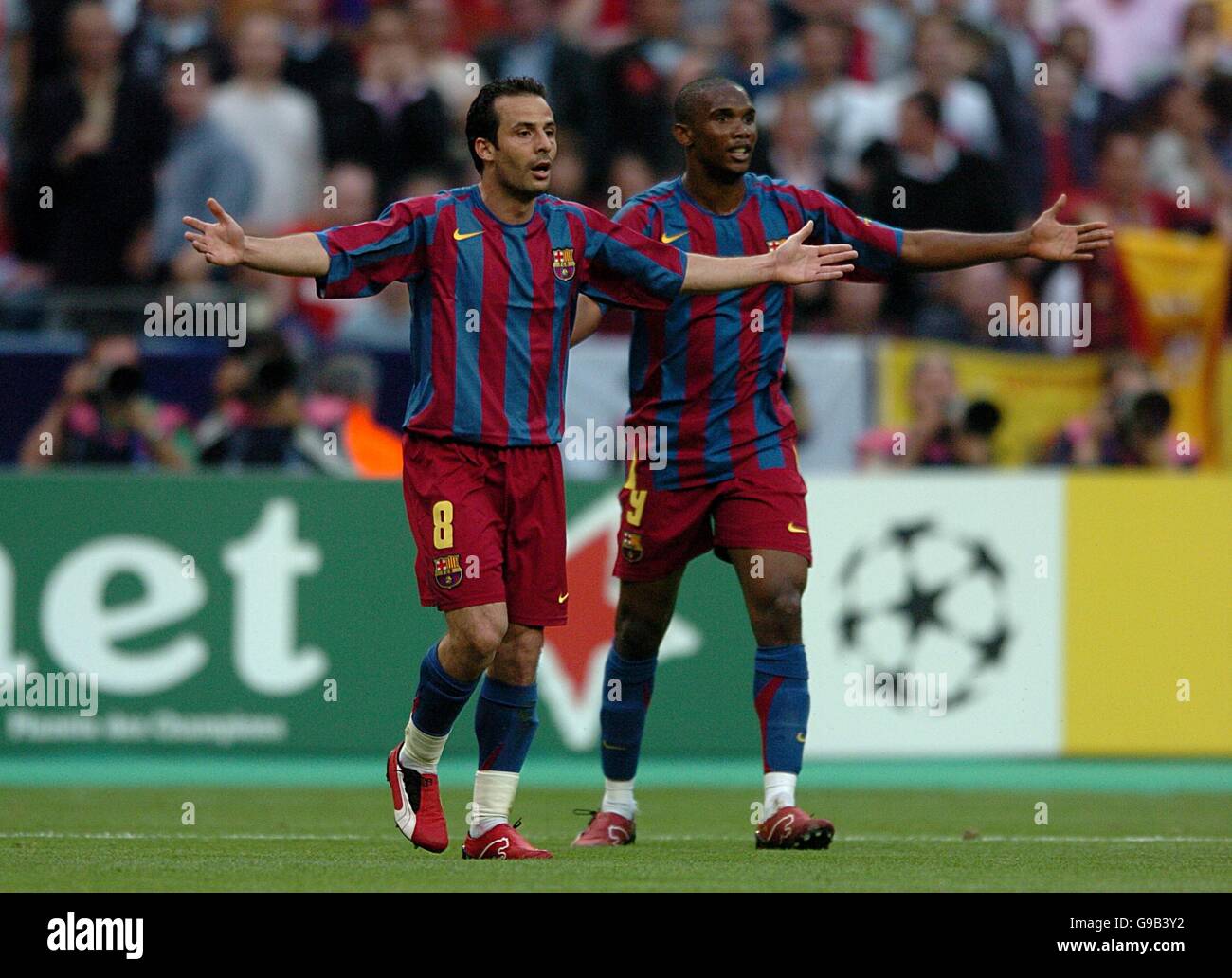 Barcelona's Ludovic Giuly (l) complains after his 'goal' is disallowed (Samuel Eto'o (r)) Stock Photo