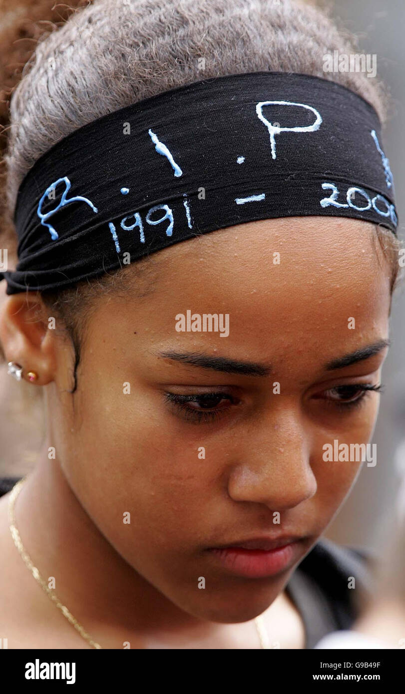 A well-wisher wears a headband in tribute to Kiyan Prince, who was stabbed  to death yesterday outside the London Academy school in Edgware, north  London Stock Photo - Alamy