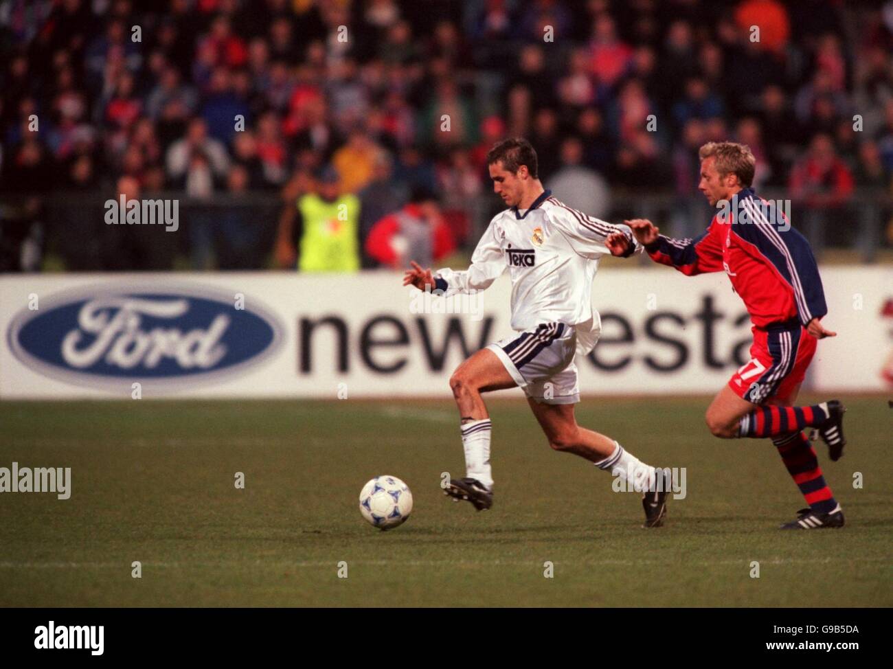 Soccer - UEFA Champions League - Group C - Bayern Munich v Real Madrid. Real Madrid's Helguera (l) is chased by Bayern Munich's Thorsten Fink (r) Stock Photo