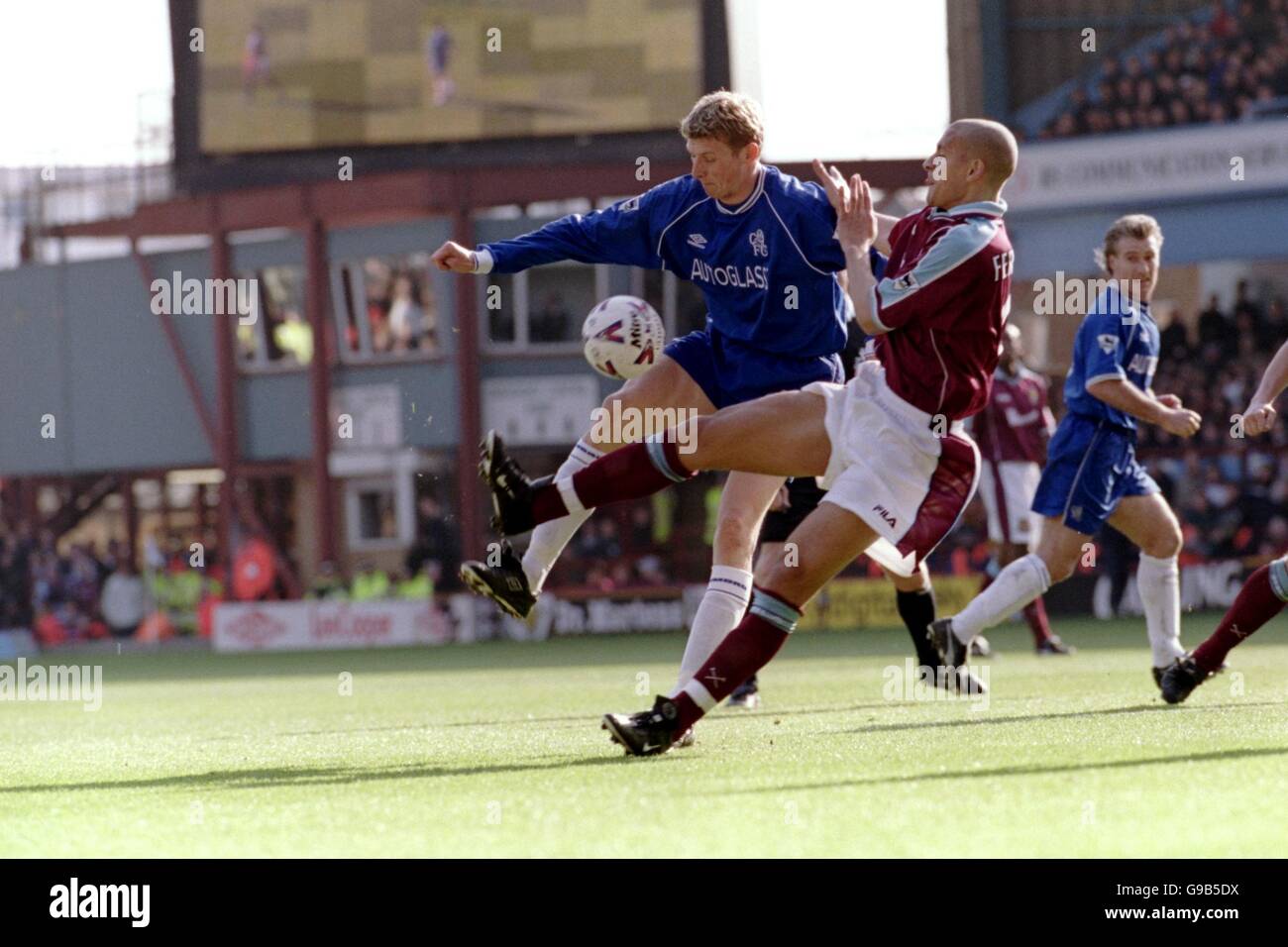 West Ham United's Rio Ferdinand (r) battles for possession of the ball with Chelsea's Tore Andre Flo (l) Stock Photo