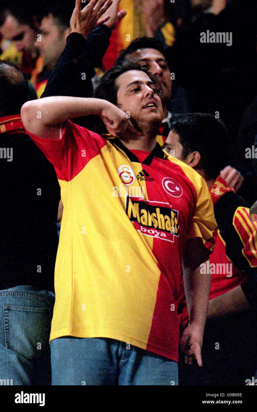 a-galatasaray-fan-makes-a-throat-cutting-taunt-to-the-leeds-united-G9B6RE.jpg
