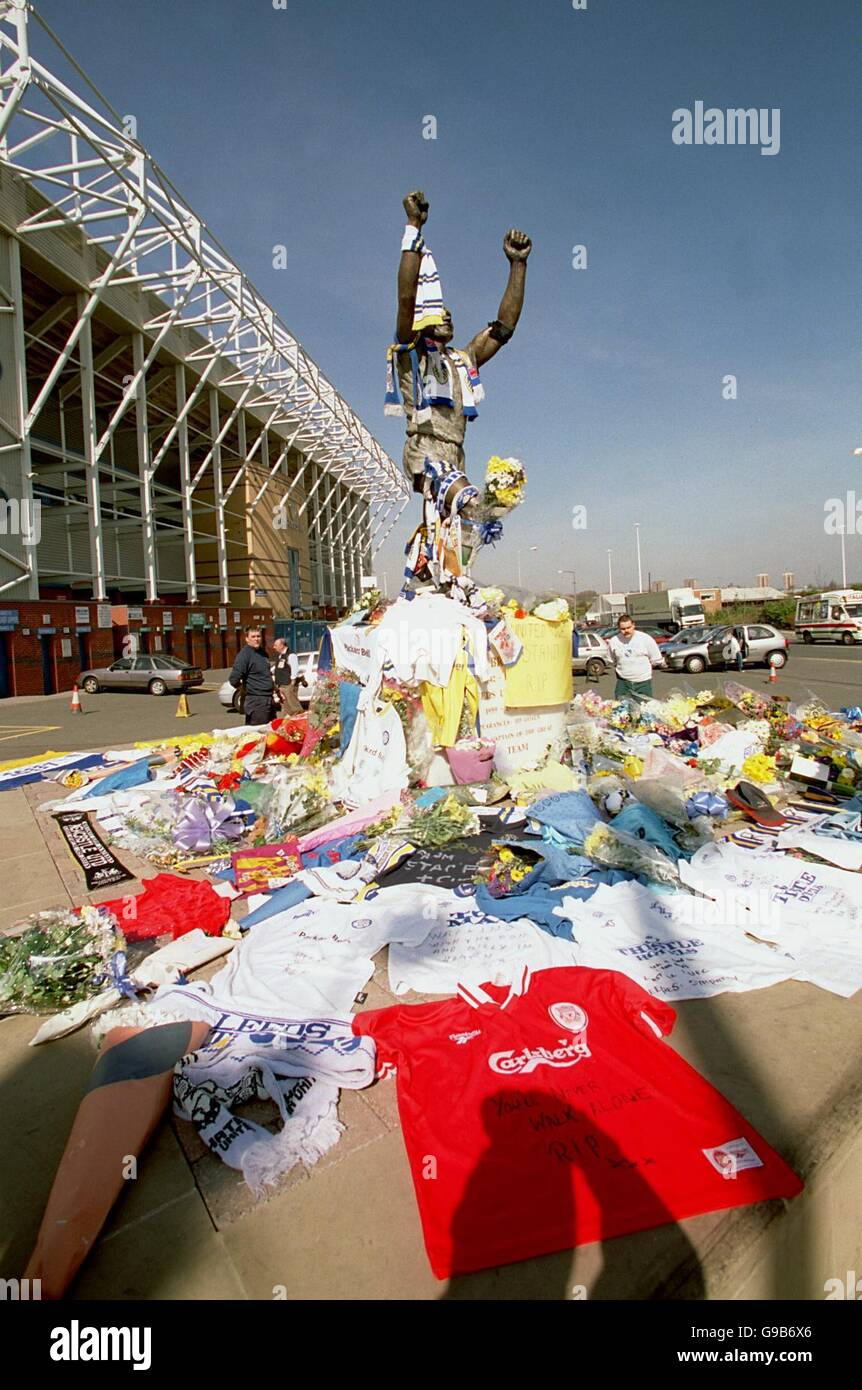 Soccer Tributes To The Two Leeds United Fans Murdered In Turkey Stock Photo Alamy
