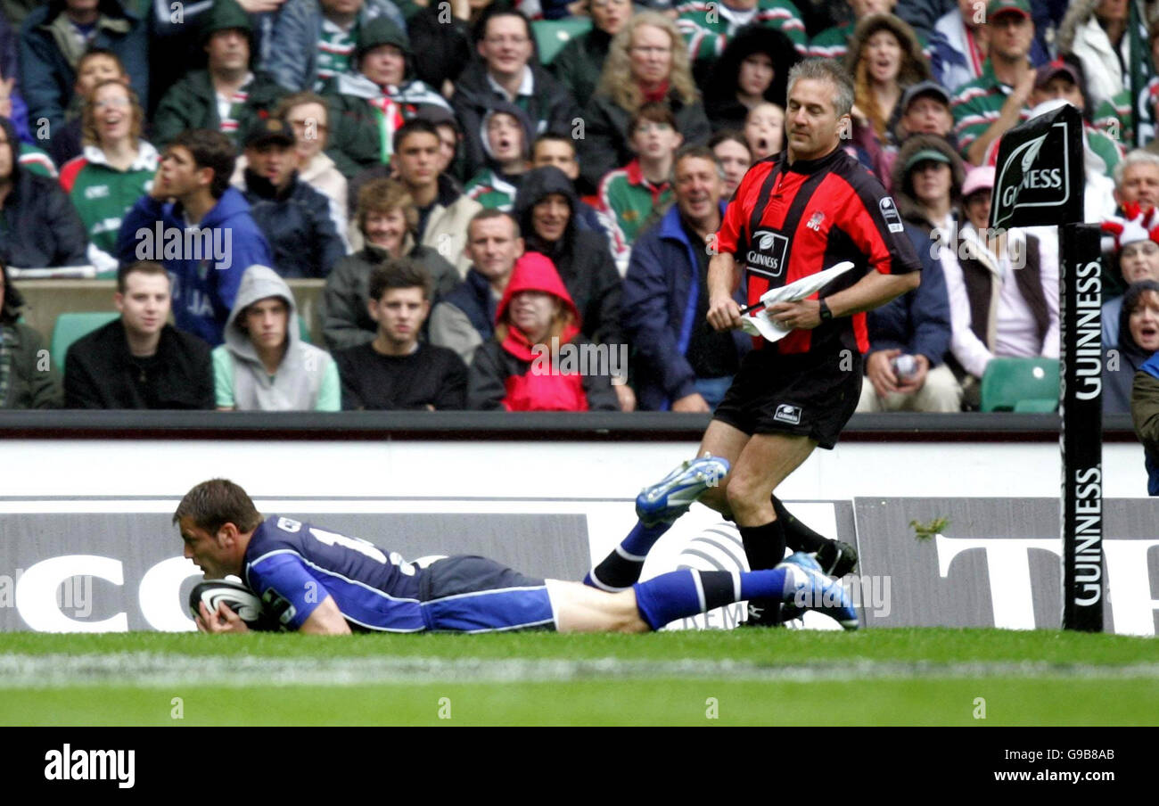 Sale's Mark Cueto scores their first try during the Guinness Premiership Final against Leicester at Twickenham. Stock Photo