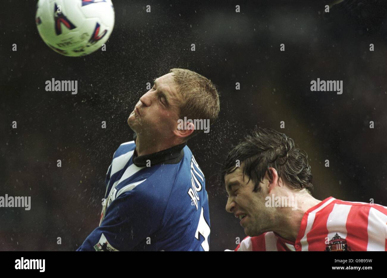Soccer - FA Carling Premiership - Sheffield Wednesday v Sunderland. Sheffield Wednesday's Andy Booth battles in the rain with Sunderland's Paul Butler Stock Photo