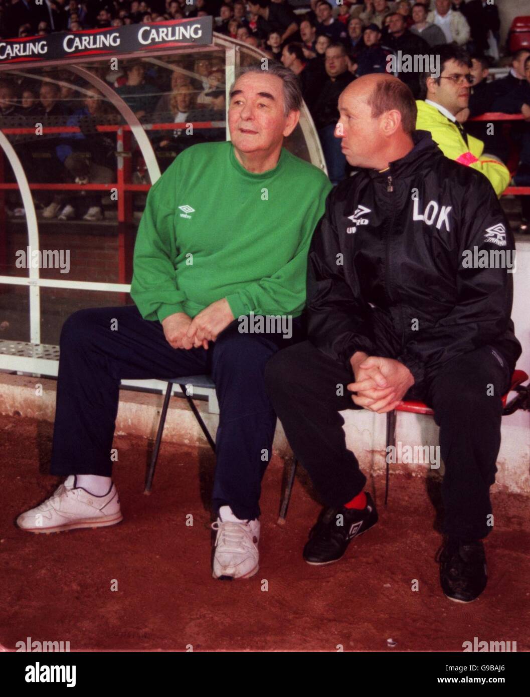 Soccer - Mark Crossley Testimonial. Brian Clough discusses tactics with Liam O'Kane Stock Photo