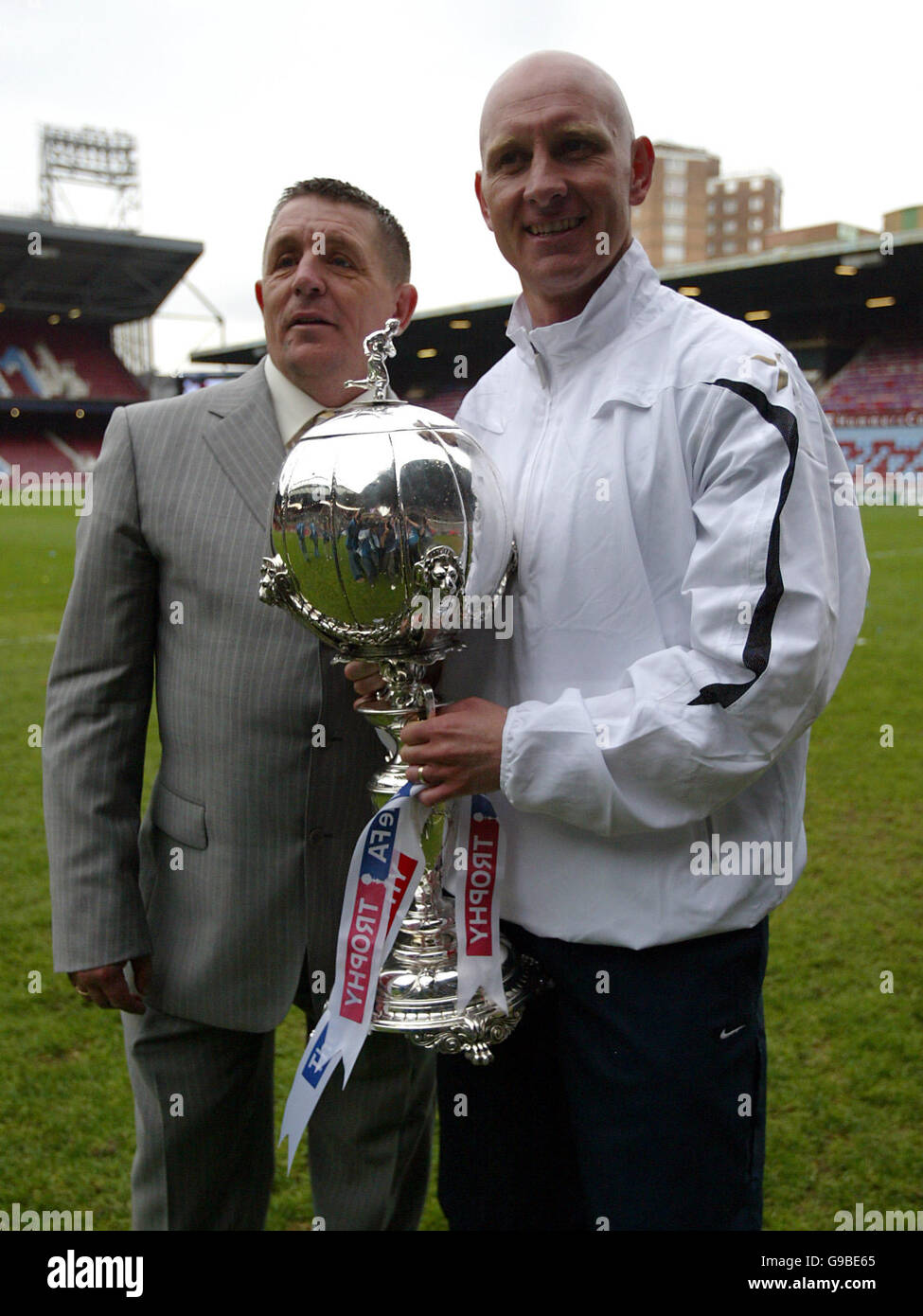 Grays Athletic's manager Mark Stimson celebrates winning the FA Trophy with the club chairman Stock Photo