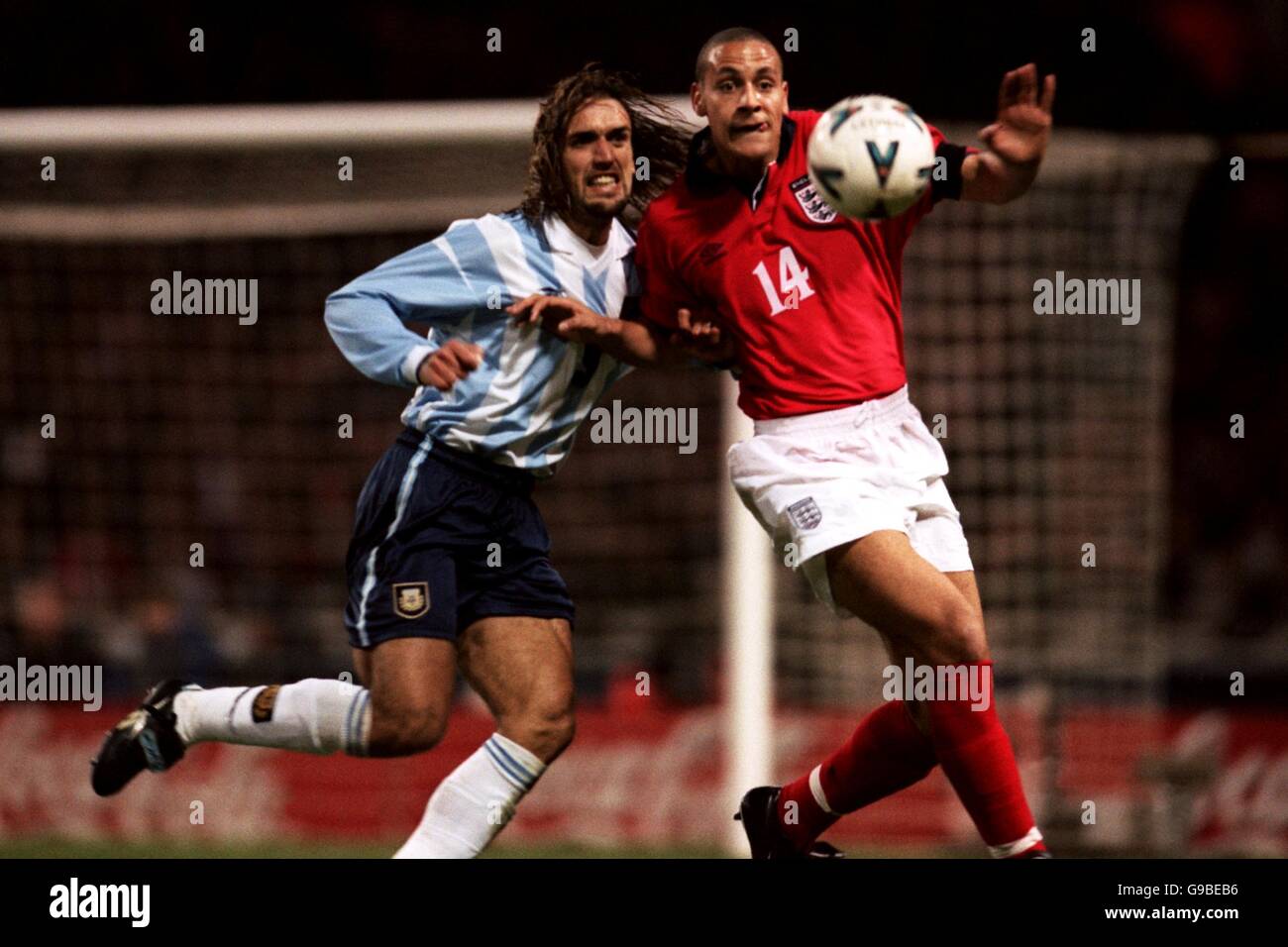Soccer - Friendly - England v Argentina. England's Rio Ferdinand (r) battles with Argentina's Gabriel Batistuta (l) Stock Photo