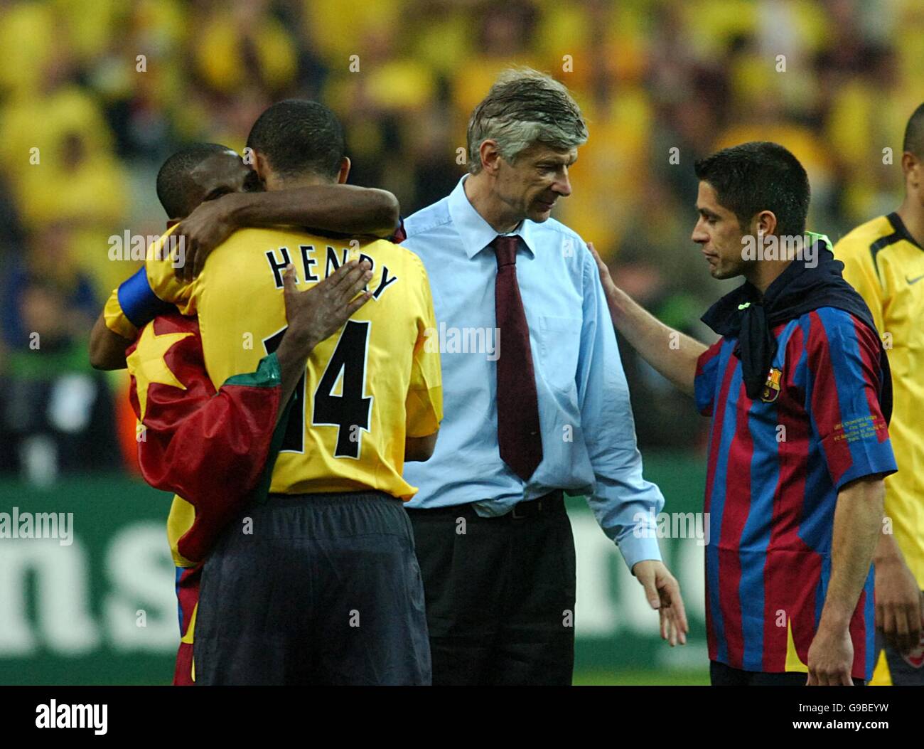 Arsenal's Thierry Henry is consoled by Barcelona's Samuel Eto'o (l) as Arsene Wenger chats with former Arsenal defender Silvio Sylvinho Stock Photo