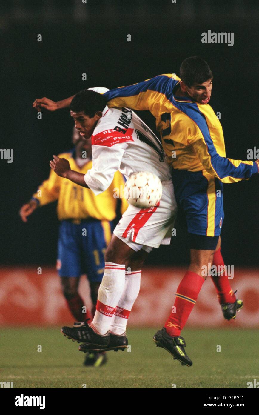 Soccer - CONCACAF Gold Cup 2000 - Semi Final - Peru v Colombia Stock Photo