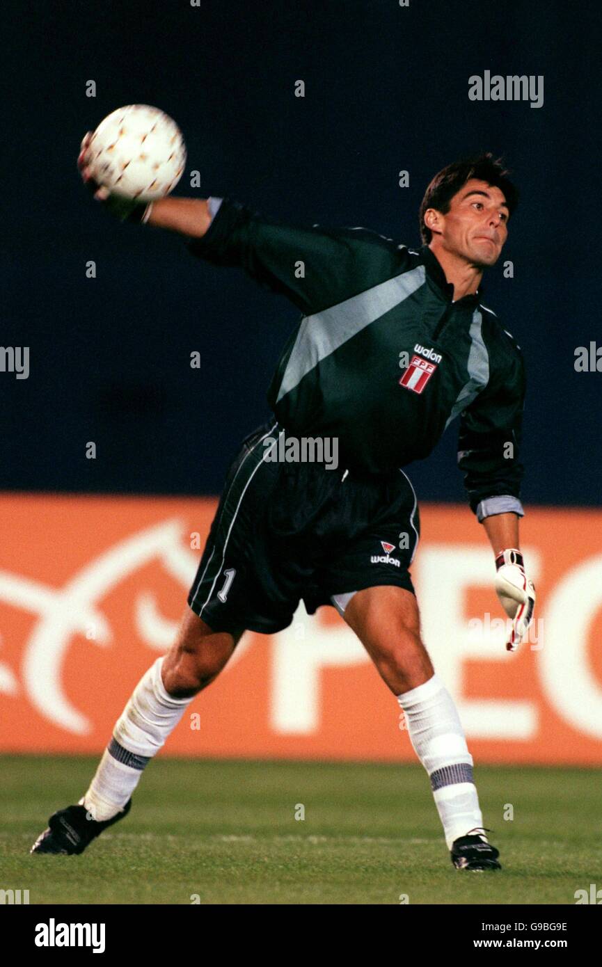 Soccer - CONCACAF Gold Cup 2000 - Semi Final - Peru v Colombia. Oscar Ibanez, Peru goalkeeper Stock Photo