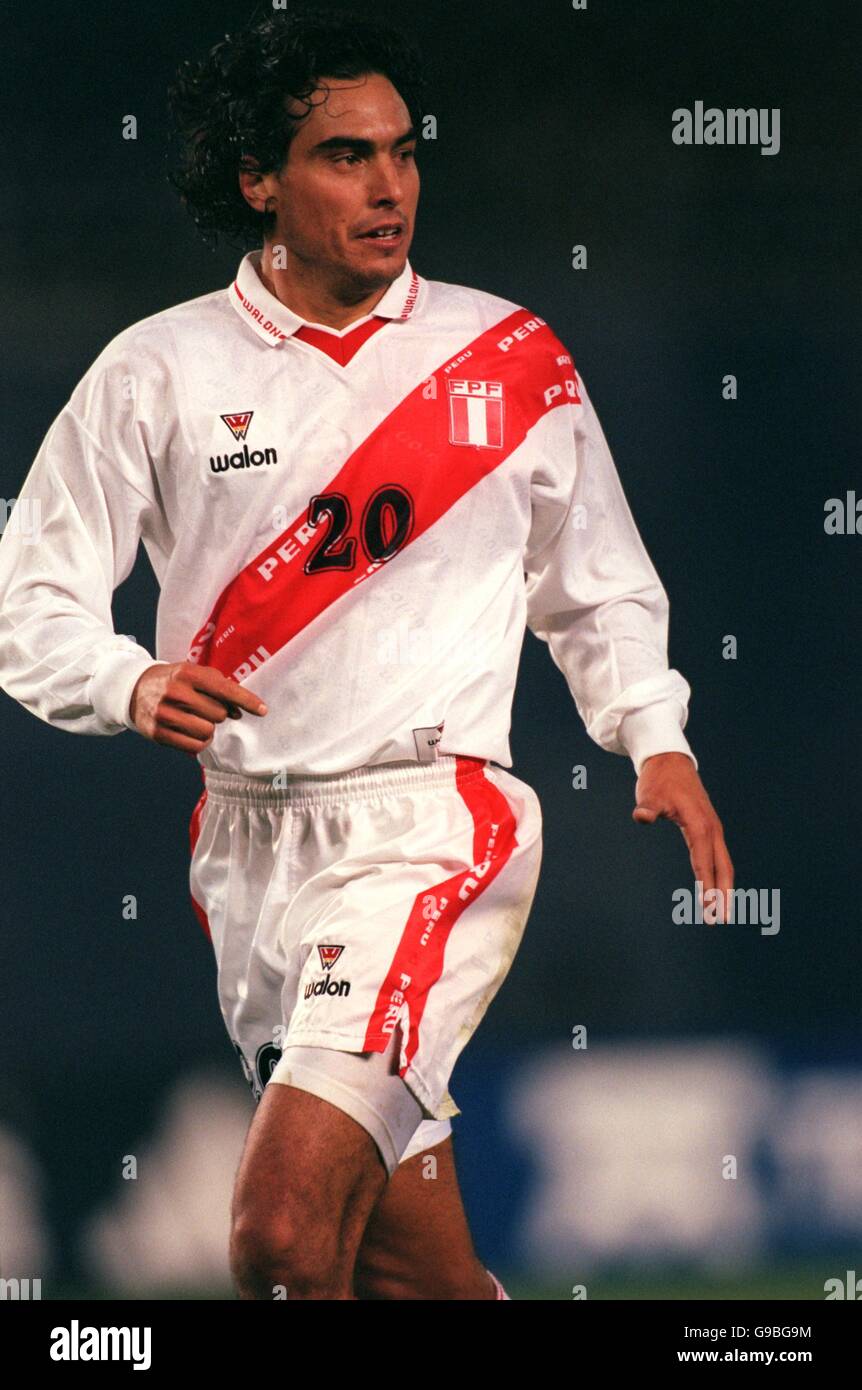 Soccer - CONCACAF Gold Cup 2000 - Semi Final - Peru v Colombia. Jose Del Solar, Peru Stock Photo