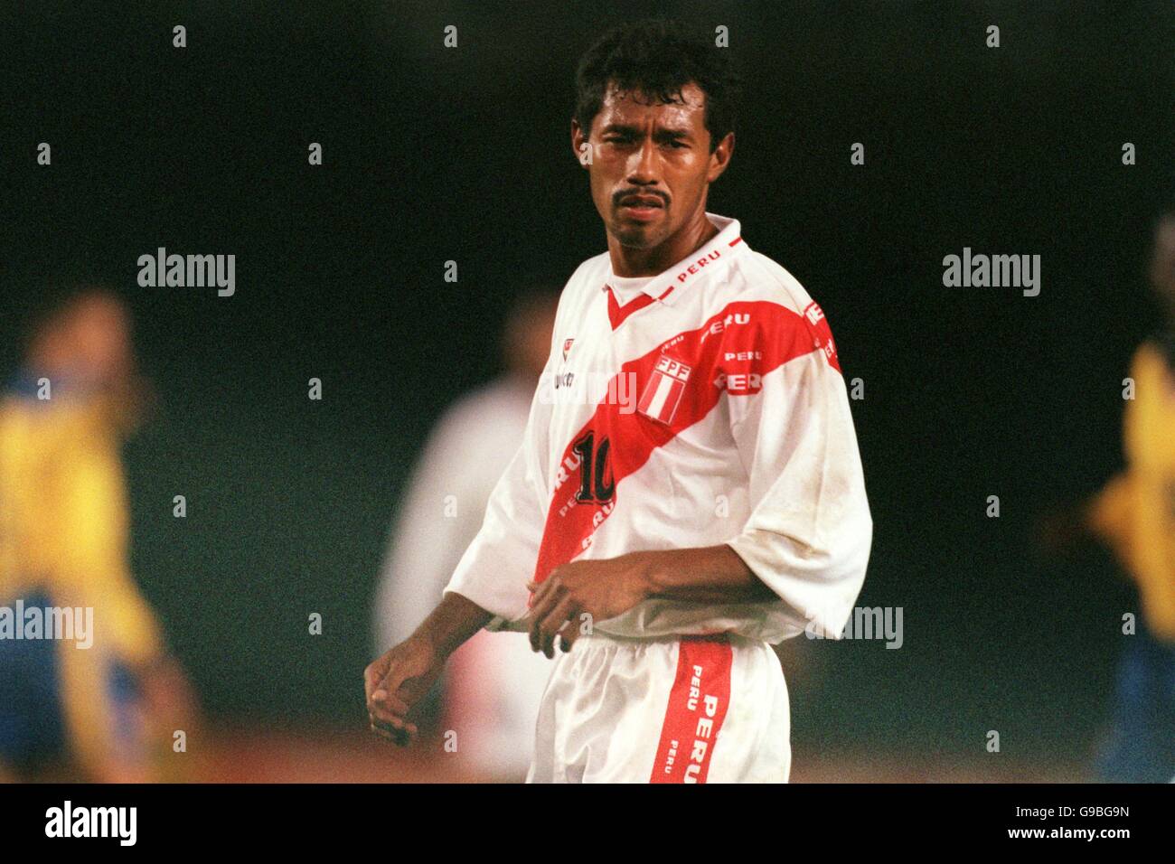 Soccer - CONCACAF Gold Cup 2000 - Semi Final - Peru v Colombia. Roberto