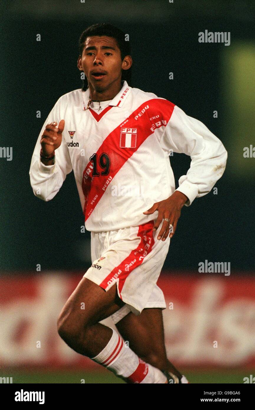 Soccer - CONCACAF Gold Cup 2000 - Semi Final - Peru v Colombia. Abel Lobaton, Peru Stock Photo