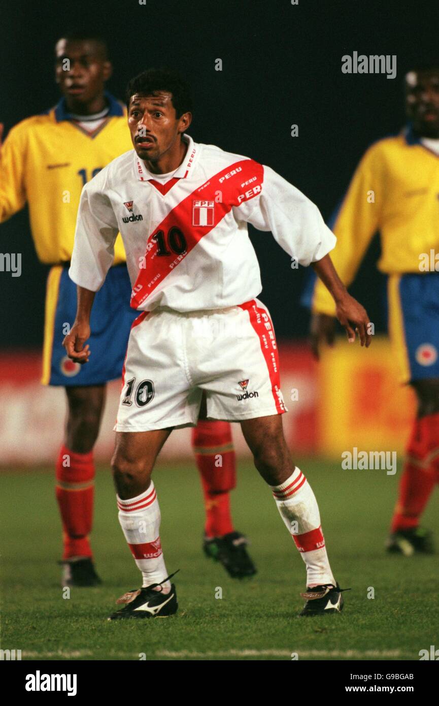 Soccer - CONCACAF Gold Cup 2000 - Semi Final - Peru v Colombia Stock Photo