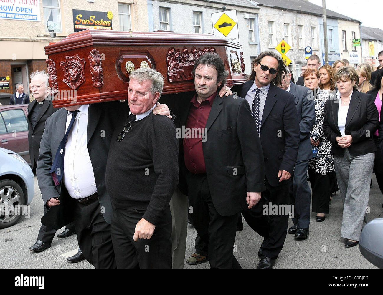 The coffin of Richard McIkenny is carried by (from the front) Gerry Hunter, Gerry Conlon and Paul Hill from St Patrick's Church in Celbridge, Co Kildare, to burial, after he died in Dublin aged 73 following a long illness. Stock Photo