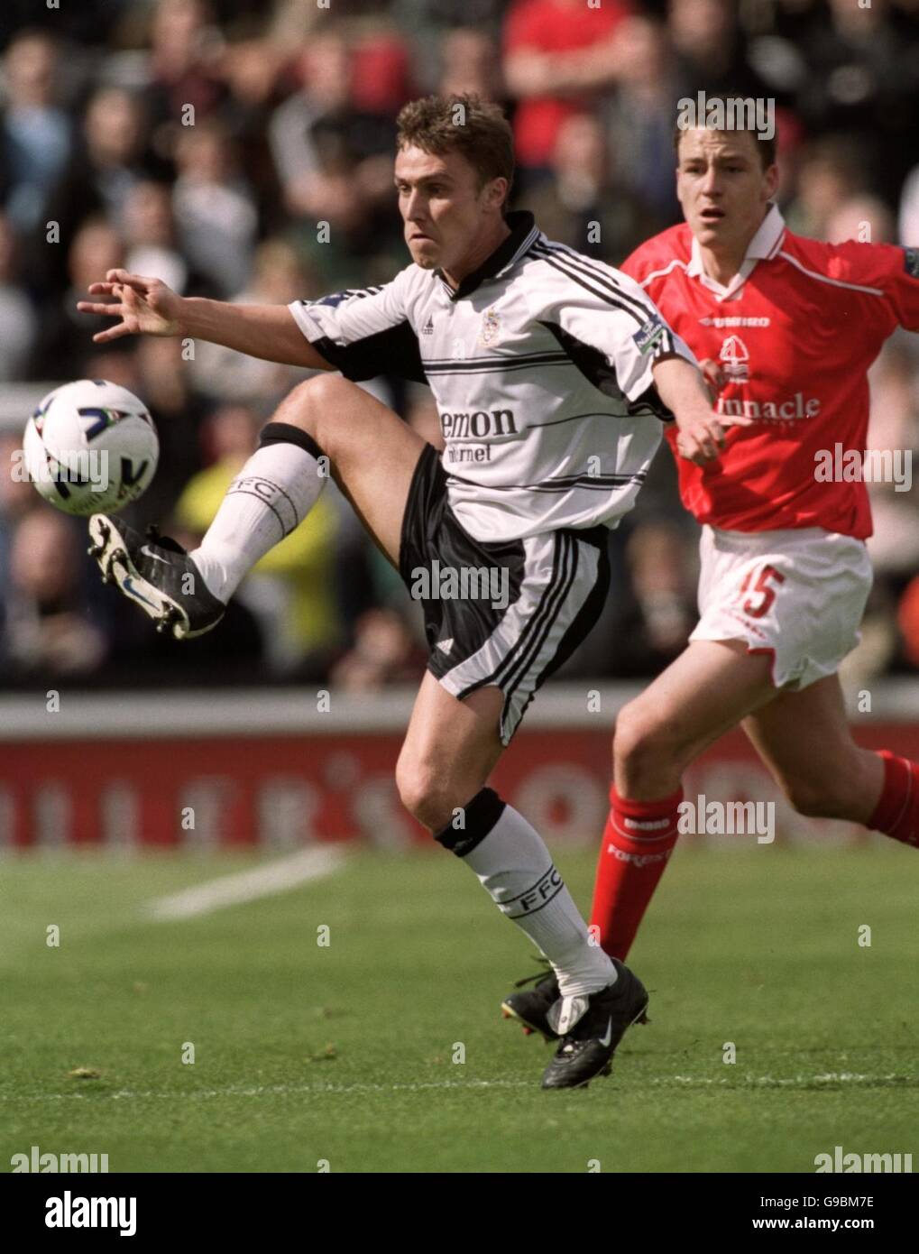 Nottingham Forest'S John Terry (R) Pursues Fulham'S Lee Clark (L Stock Photo - Alamy