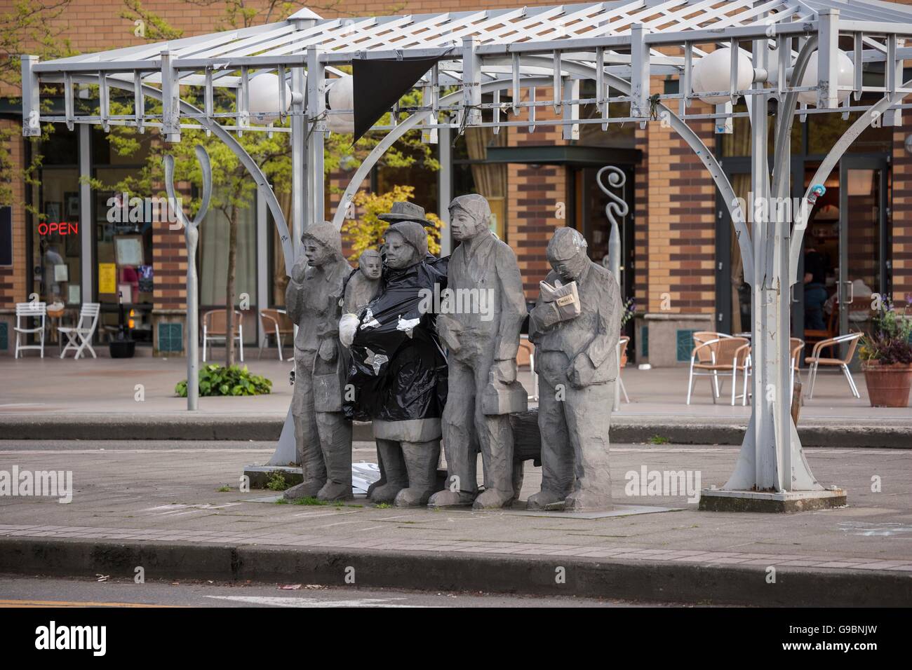 People waiting for the interurban hires stock photography and images