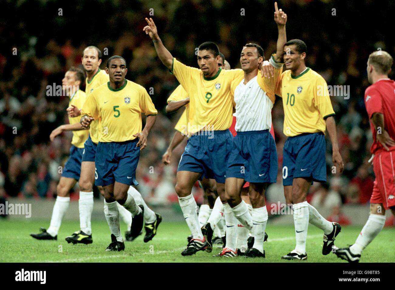 (l-r) Brazil's Cesar Sampaio, scorer Giovane Elber, Cafu and Rivaldo celebrate the first goal Stock Photo