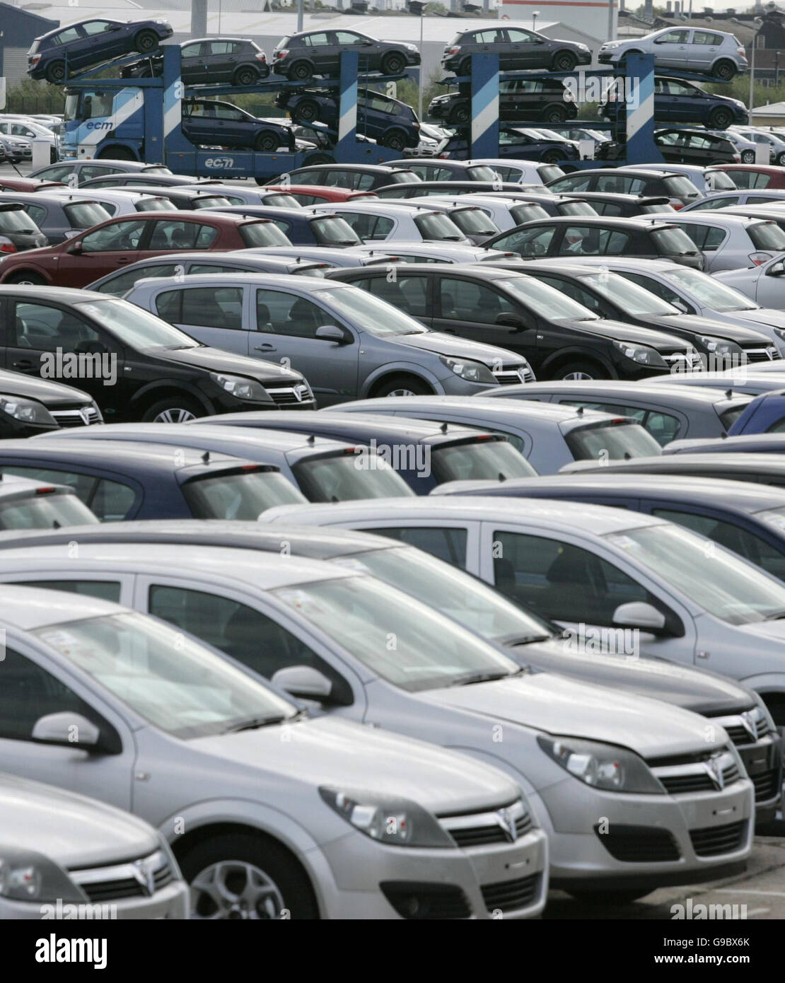 Vauxhall Cars At The Ellesmere Port Plant Where 1 Stock Photos