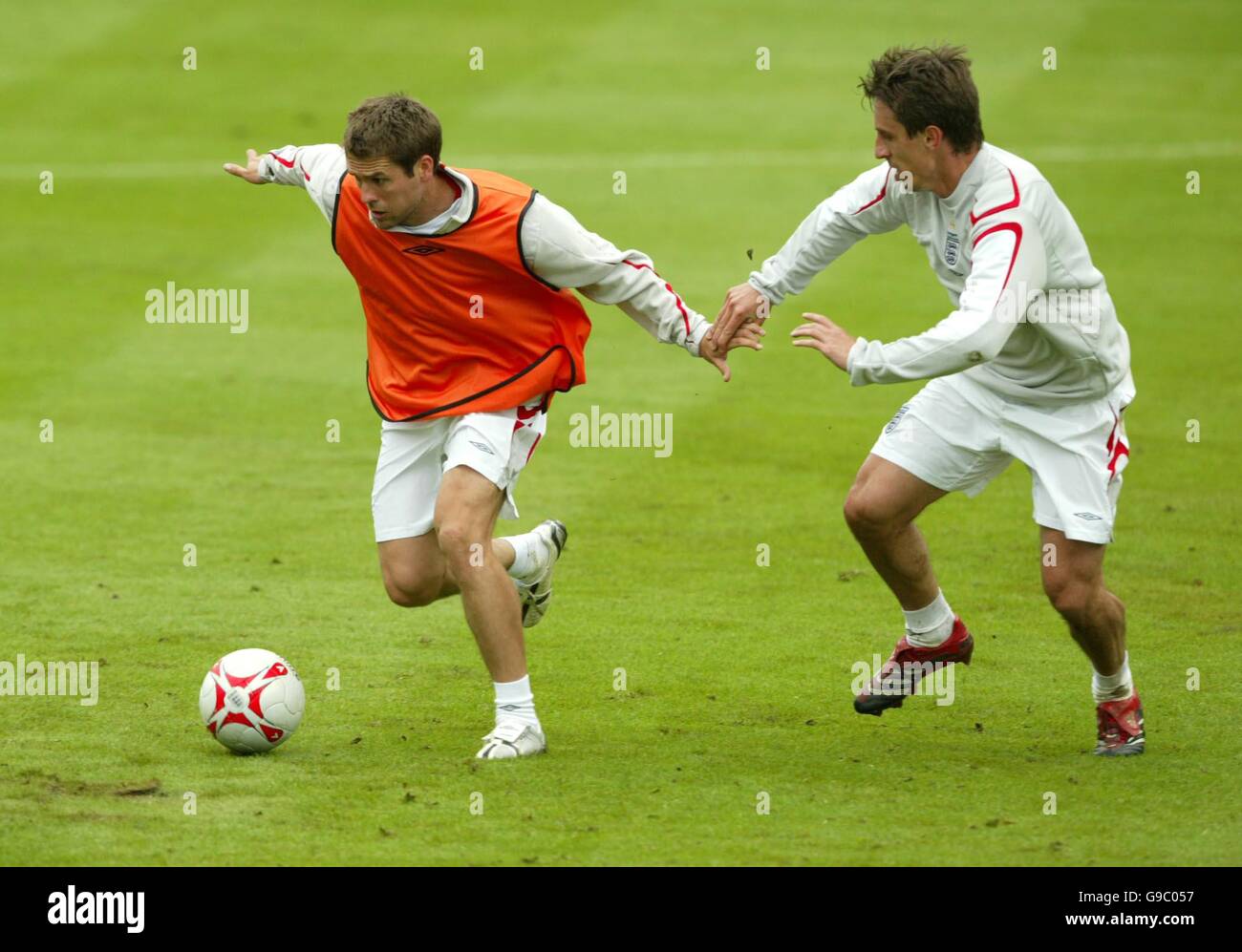 England's Michael Owen and Gary Neville during training Stock Photo - Alamy