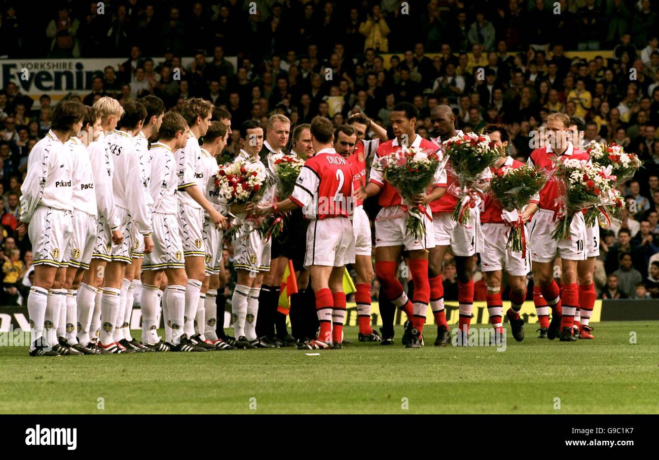 Soccer - FA Carling Premiership - Leeds United v Arsenal. The Arsenal players present bouquets of flowers to the Leeds United players before the match Stock Photo