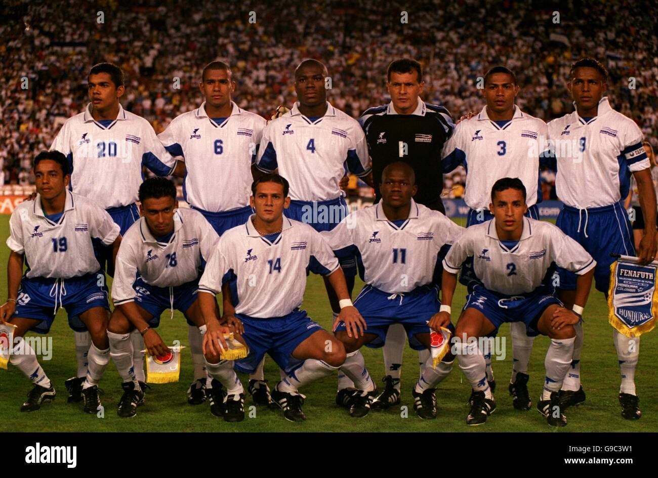 Soccer - CONCACAF Gold Cup 2000 - Group A - Honduras v Colombia. Honduras team group Stock Photo