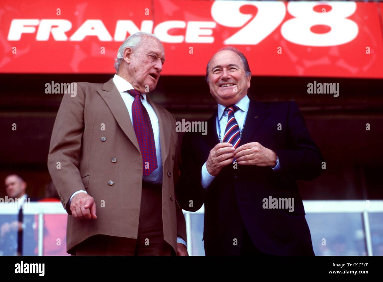 Pin's Officiel FIFA Avec Autographe Du Président Joao Havelange, Made In Switzerland