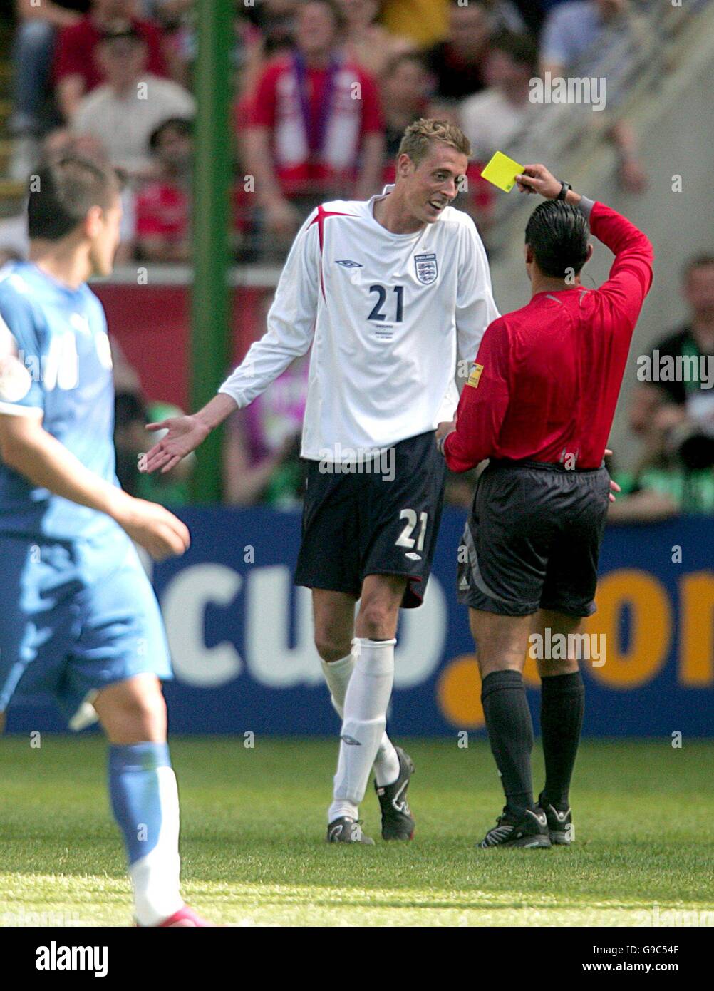 Soccer - 2006 FIFA World Cup Germany - Group B - England v Paraguay - Commerzbank Arena. Peter Crouch is booked for dissent by referee Marco Rodriguez. Stock Photo