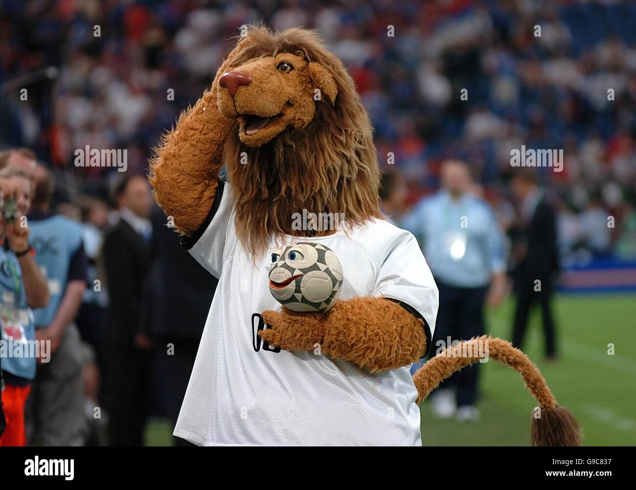 Soccer - 2006 FIFA World Cup Germany - Group C - Argentina v Serbia & Montenegro - AufSchalke Arena. 2006 FIFA World Cup Germany official mascot Goleo VI and Pille Stock Photo