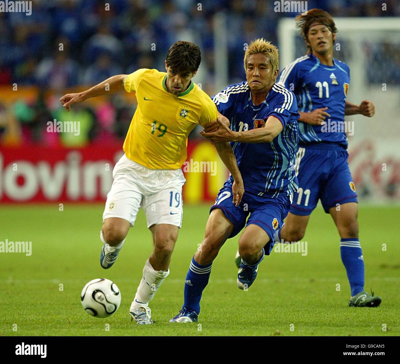 Soccer - 2006 FIFA World Cup Germany - Group F - Japan v Brazil - Signal Iduna Park. Pernambucano Juninho, Brazil and Junichi Inamoto, Japan battle for the ball Stock Photo