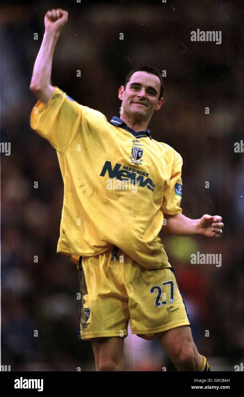 Gillinghams winning goalscorer andy thomson celebrates at the final