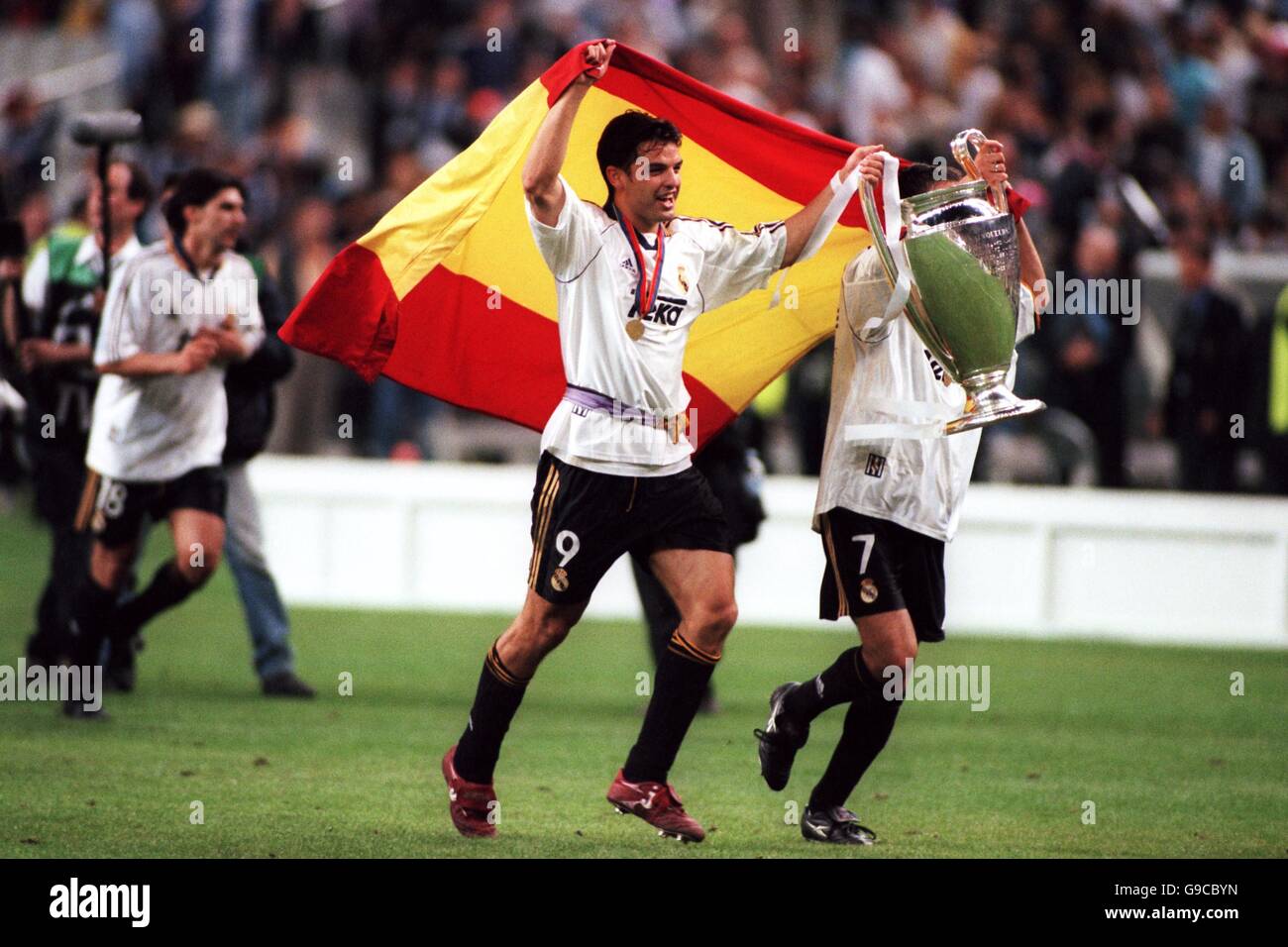 Real Madrid's Fernando Morientes (L) and Raul (R) celebrate winning the Champions  League Final with the European Cup and Spanish national flag Stock Photo -  Alamy