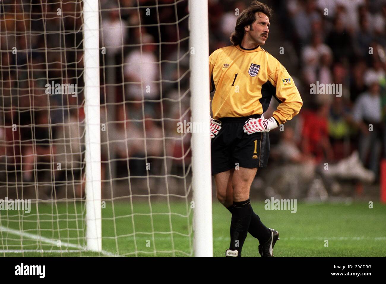 [Imagen: soccer-euro-2000-group-a-portugal-v-engl...G9CDRG.jpg]