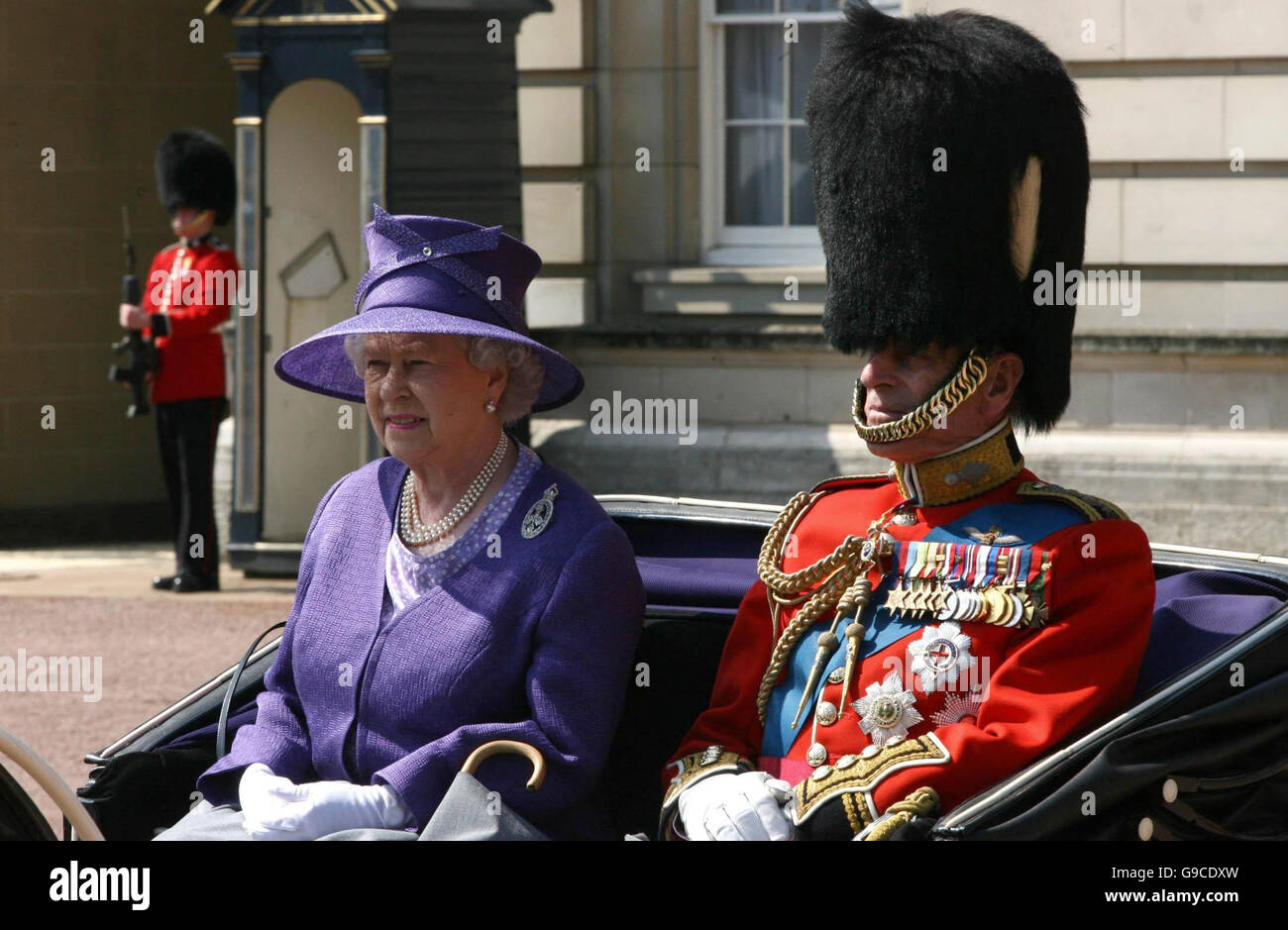 Britain's Queen Elizabeth II and the Duke of Edinburgh leave Buckingham Palace, London, to watch the annual Trooping the Colour ceremony as she celebrates her official 80th birthday. PRESS ASSOCIATION Photo, Picture date: Saturday June 17, 2006. More than 1,100 soldiers will take part in the colourful annual display of pomp and pageantry. See PA story ROYAL Queen. Photo credit should read: Chris Young/WPA rota/PA. Stock Photo