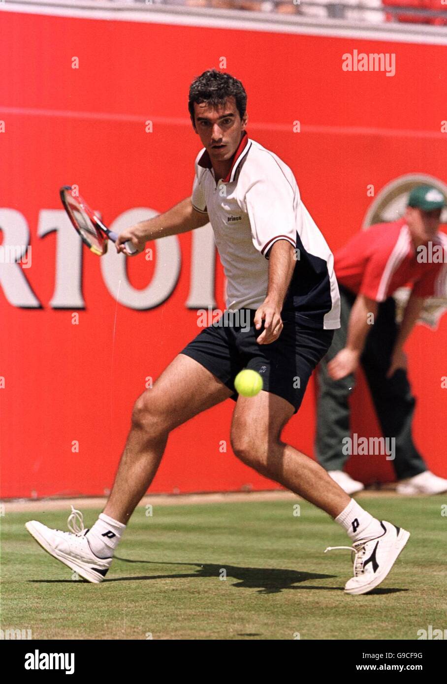 Davide Sanguinetti returns a ball during his fruitless match against the defending champion, Pete Sampras Stock Photo