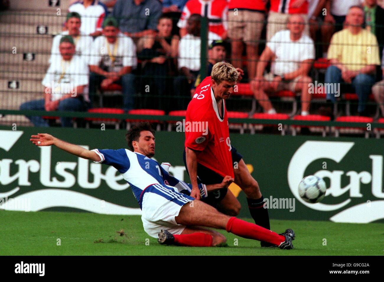 Yugoslavia's Slobodan Komljenovic pulls Norway's Tore Andre Flo down by his shirt Stock Photo