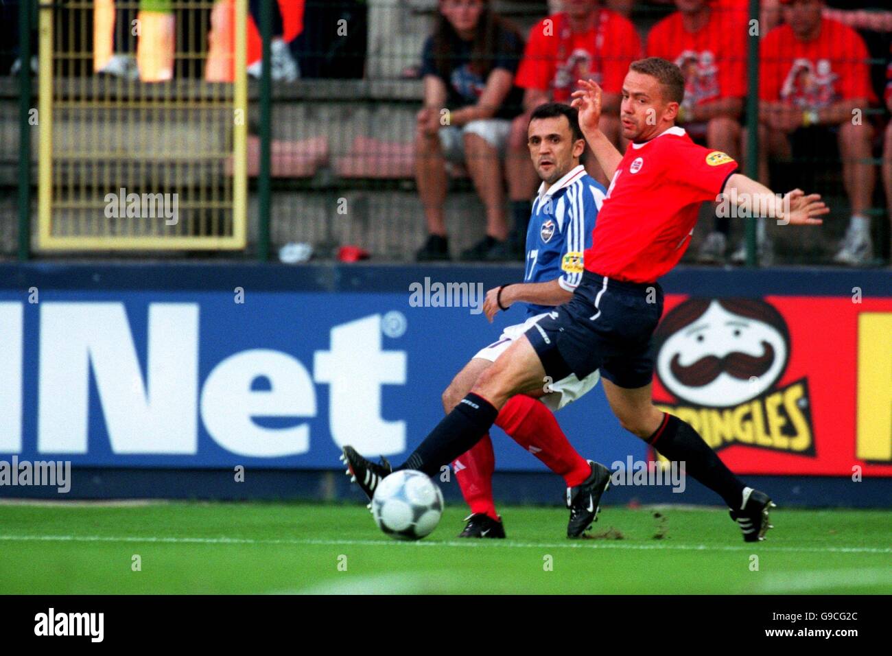 Soccer - Euro 2000 - Group C - Norway v Yugoslavia. Norway's Veggard Heggem tries to keep the ball in play, as Yugoslavia's Ljubinko Drulovic looks on Stock Photo