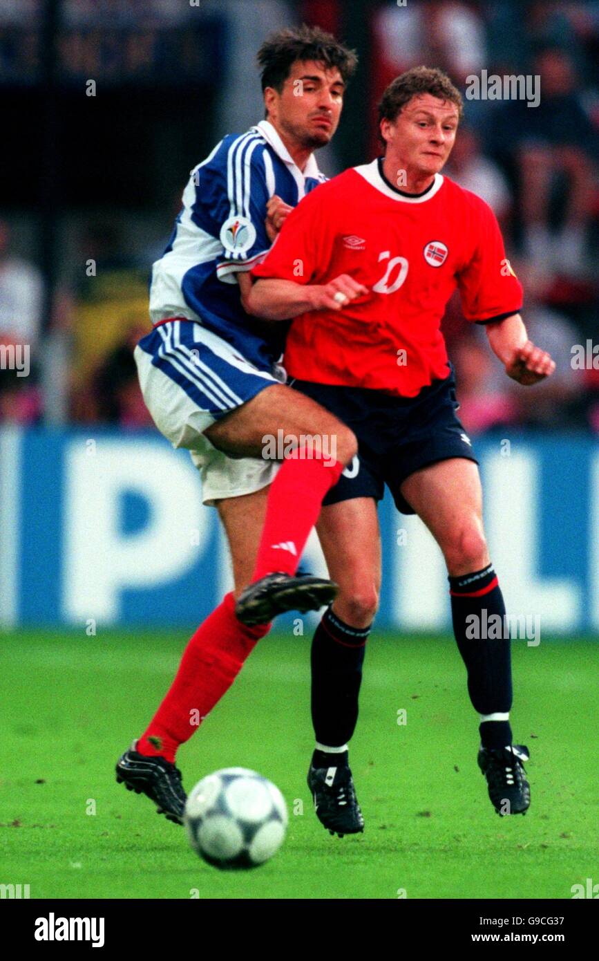 Soccer - Euro 2000 - Group C - Norway v Yugoslavia. Norway's Ole Gunnar Solskjaer collides with a Yugoslavian defender as they go for the same ball Stock Photo