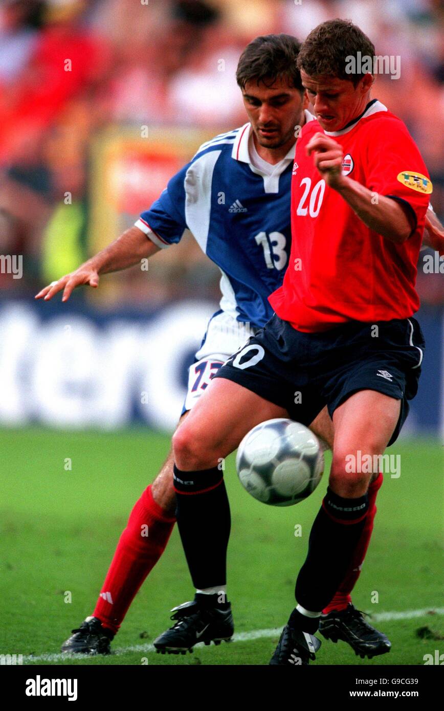 Soccer - Euro 2000 - Group C - Norway v Yugoslavia. Norway's Ole Gunnar Solskjaer and Yugoslavia's Slobodan Komljenovic Stock Photo
